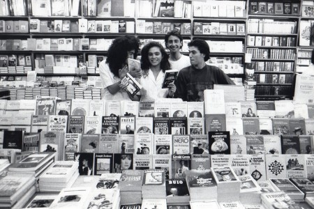 A 18 anni durante il periodo della scolastica nella libreria Puccini con un collega (quello brutto!) e due amiche. La foto ci fu scattata da un fotografo de Il Giorno, Mario Taito